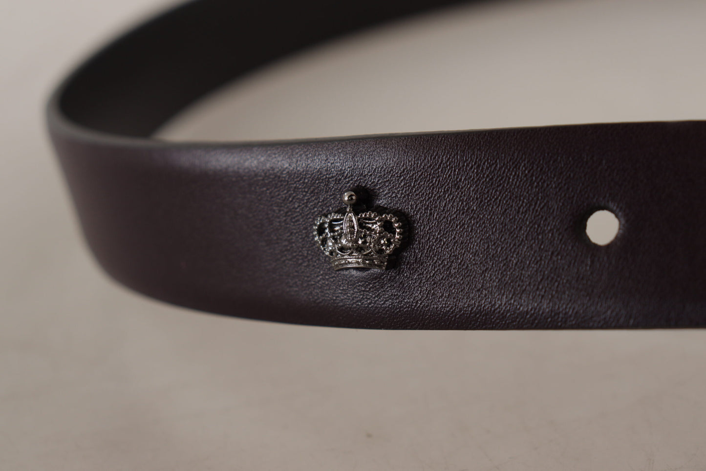 Ceinture en cuir violet foncé Dolce &amp; Gabbana avec boucle en métal Borchia