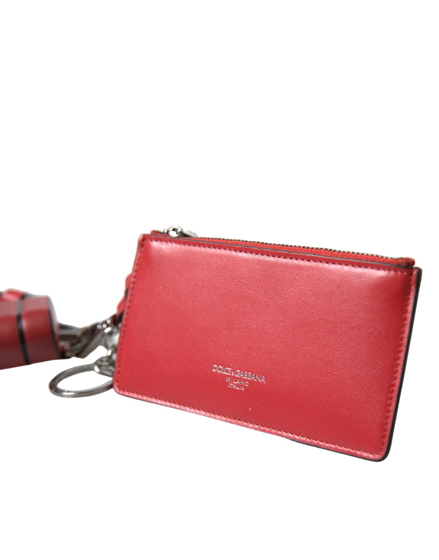 Étui Airpods Dolce &amp; Gabbana en cuir rouge avec logo argenté sur le devant.