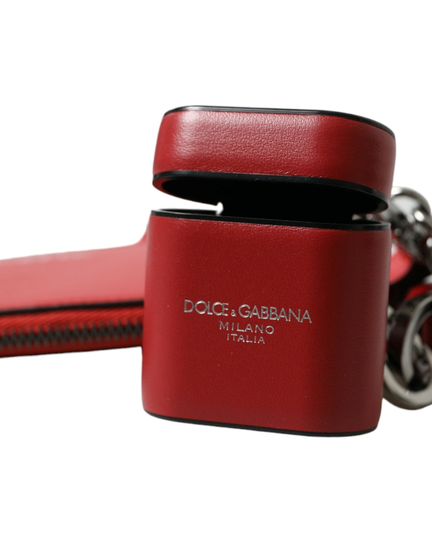 Étui Airpods Dolce &amp; Gabbana en cuir rouge avec logo argenté sur le devant.