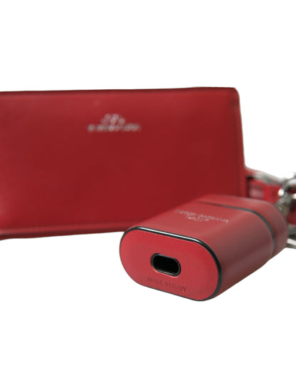 Étui Airpods Dolce &amp; Gabbana en cuir rouge avec logo argenté sur le devant.
