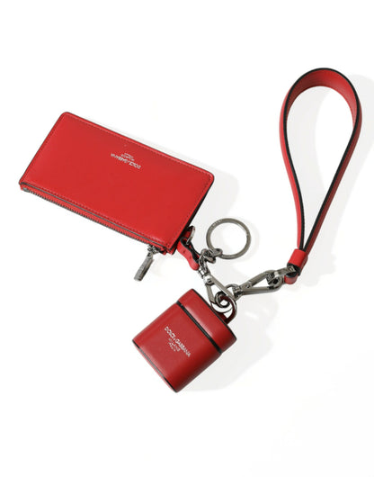 Étui Airpods Dolce &amp; Gabbana en cuir rouge avec logo argenté sur le devant.