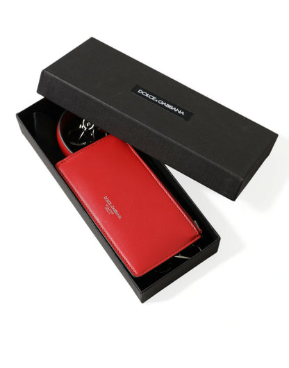 Étui Airpods Dolce &amp; Gabbana en cuir rouge avec logo argenté sur le devant.