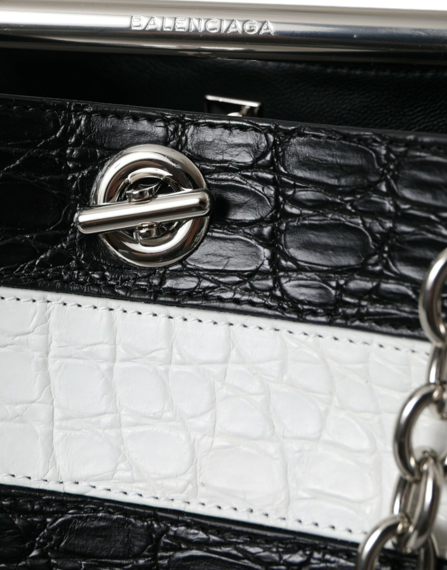 Balenciaga – Maxi-Eimertasche aus exotischem Leder mit Streifen in Schwarz und Weiß