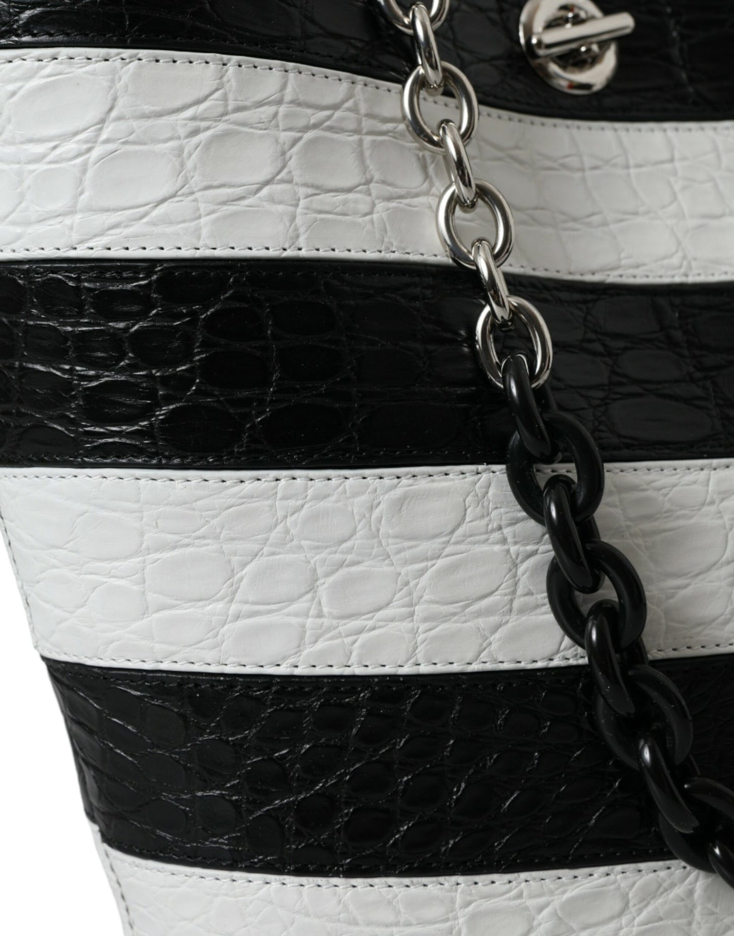 Balenciaga – Maxi-Eimertasche aus exotischem Leder mit Streifen in Schwarz und Weiß