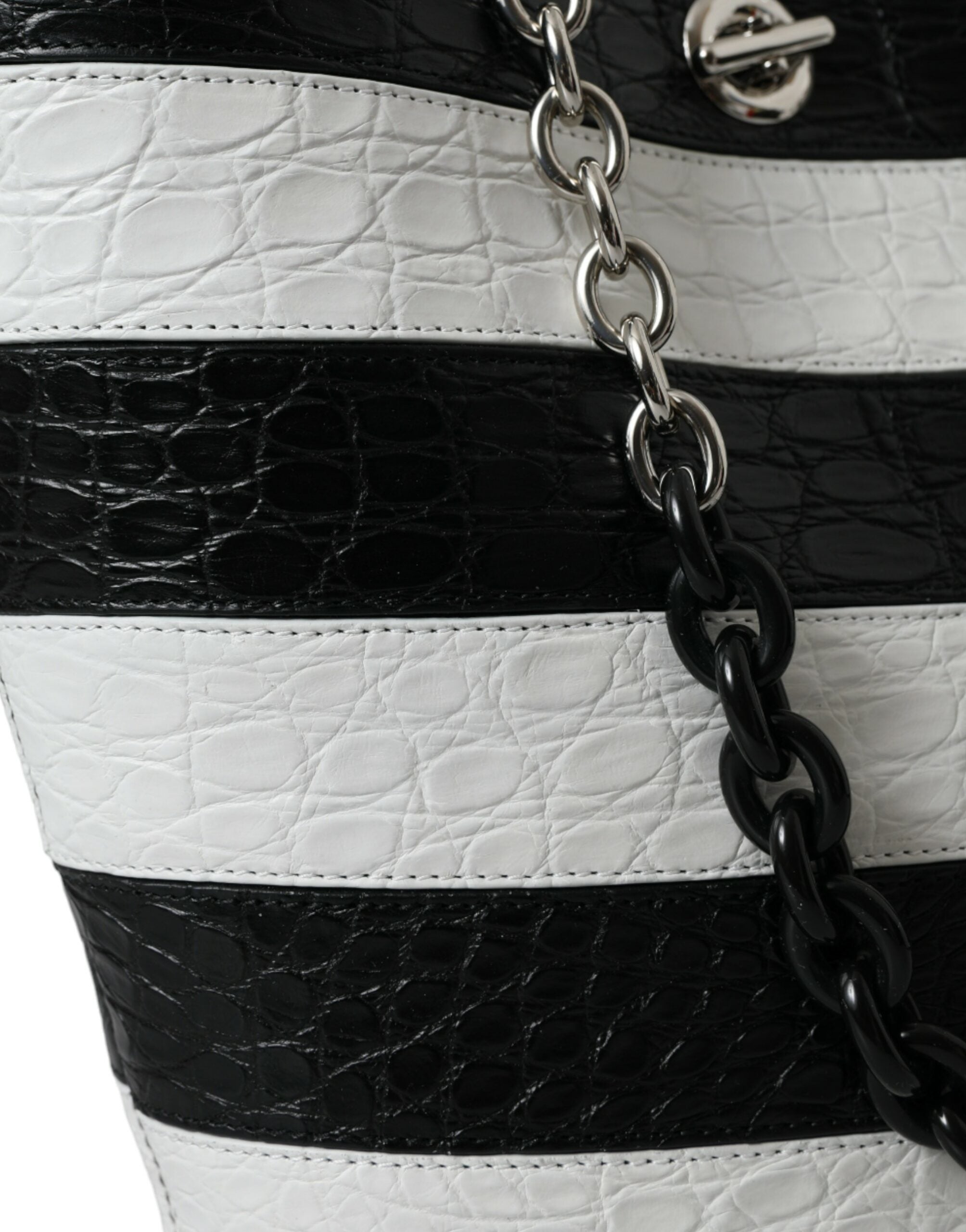 Grand sac cabas en cuir exotique rayé noir et blanc.
