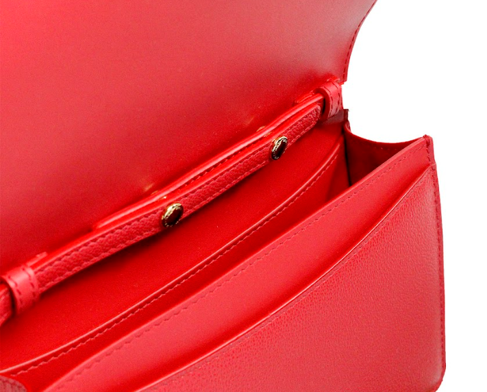 Burberry – Hampshire – Kleine Umhängetasche aus glattem rotem Leder mit geprägtem Logo