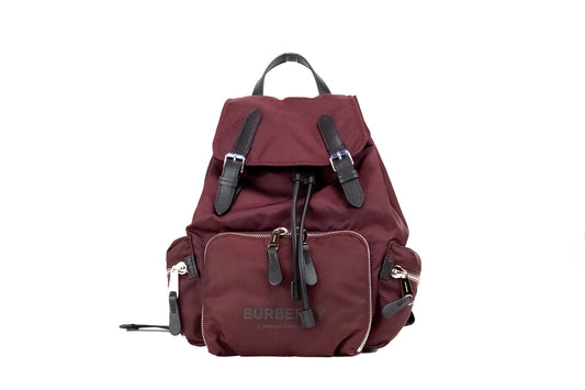 Burberry – Mittelgroßer Rucksack aus burgunderfarbenem Econyl-Nylon mit Kordelzug, Büchertasche