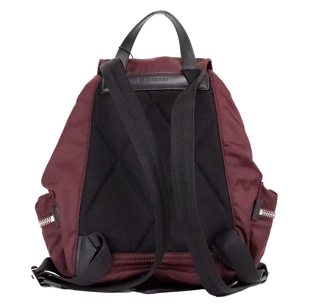 Burberry – Mittelgroßer Rucksack aus burgunderfarbenem Econyl-Nylon mit Kordelzug, Büchertasche
