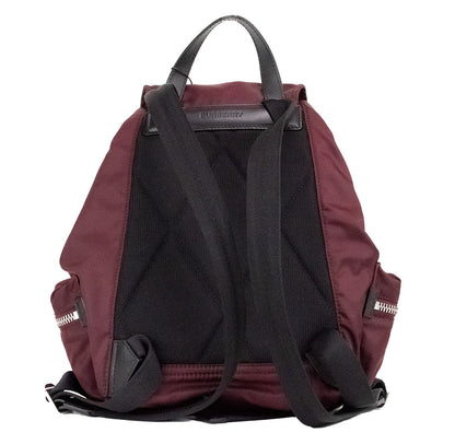 Burberry – Mittelgroßer Rucksack aus burgunderfarbenem Econyl-Nylon mit Kordelzug, Büchertasche