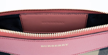 Burberry – Peyton House Check – Derby-Umhängetasche aus genarbtem Leder in Zimtrot