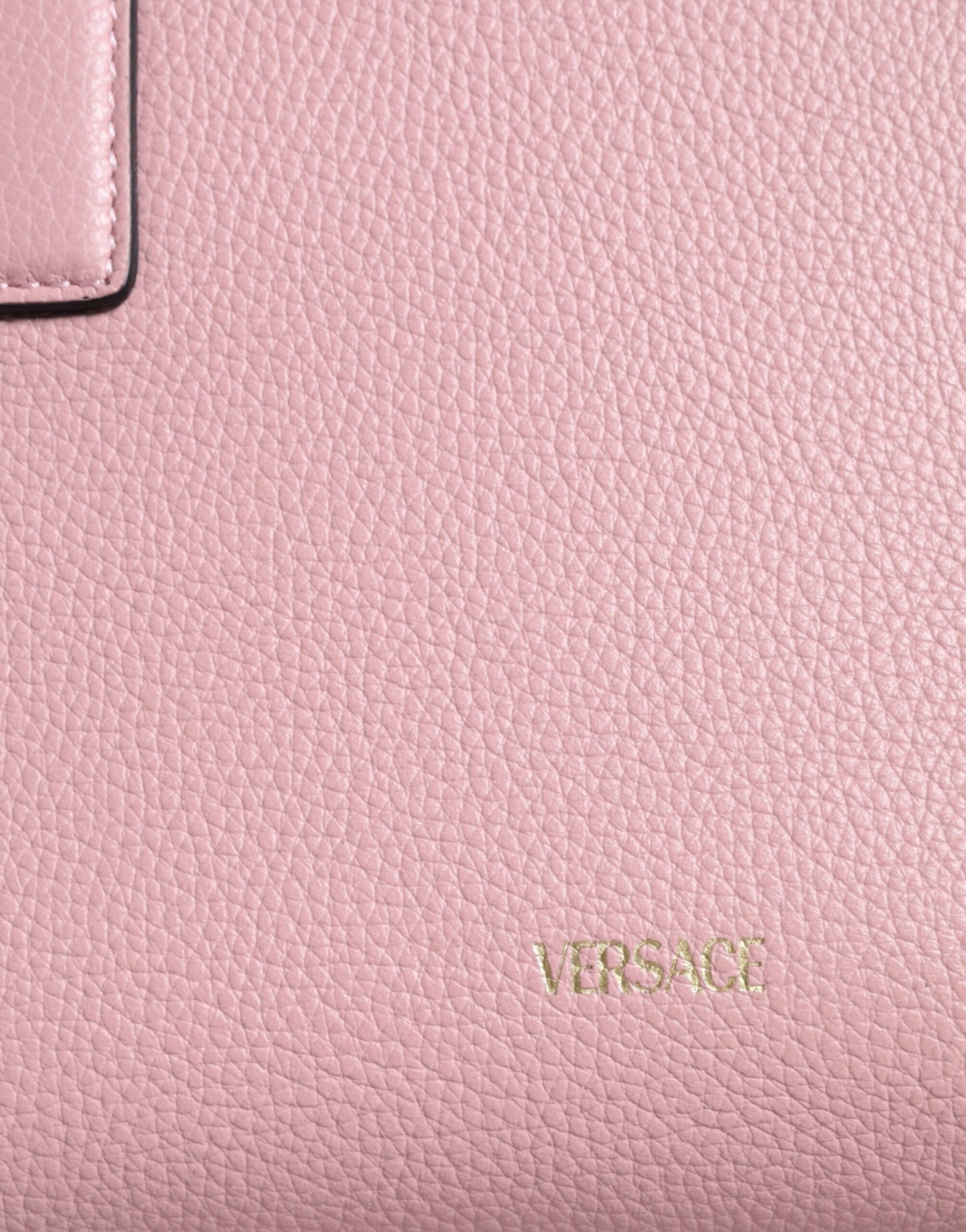 Versace – Kleine Umhängetasche aus genarbtem Kalbsleder mit Henkel in Rosa
