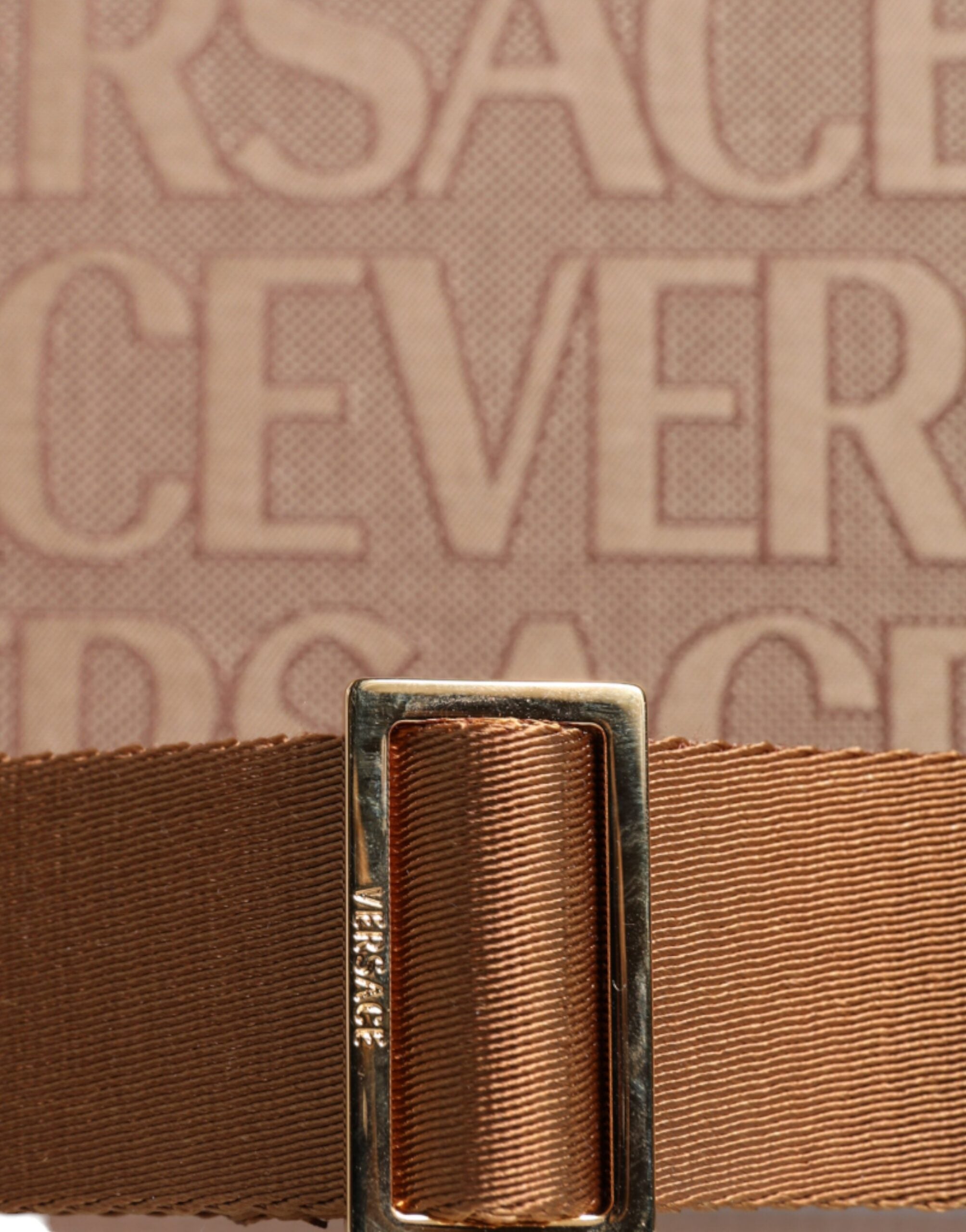 Sac à main cabas à bandoulière en cuir jacquard avec logo, couleur marron, avec poignée supérieure.