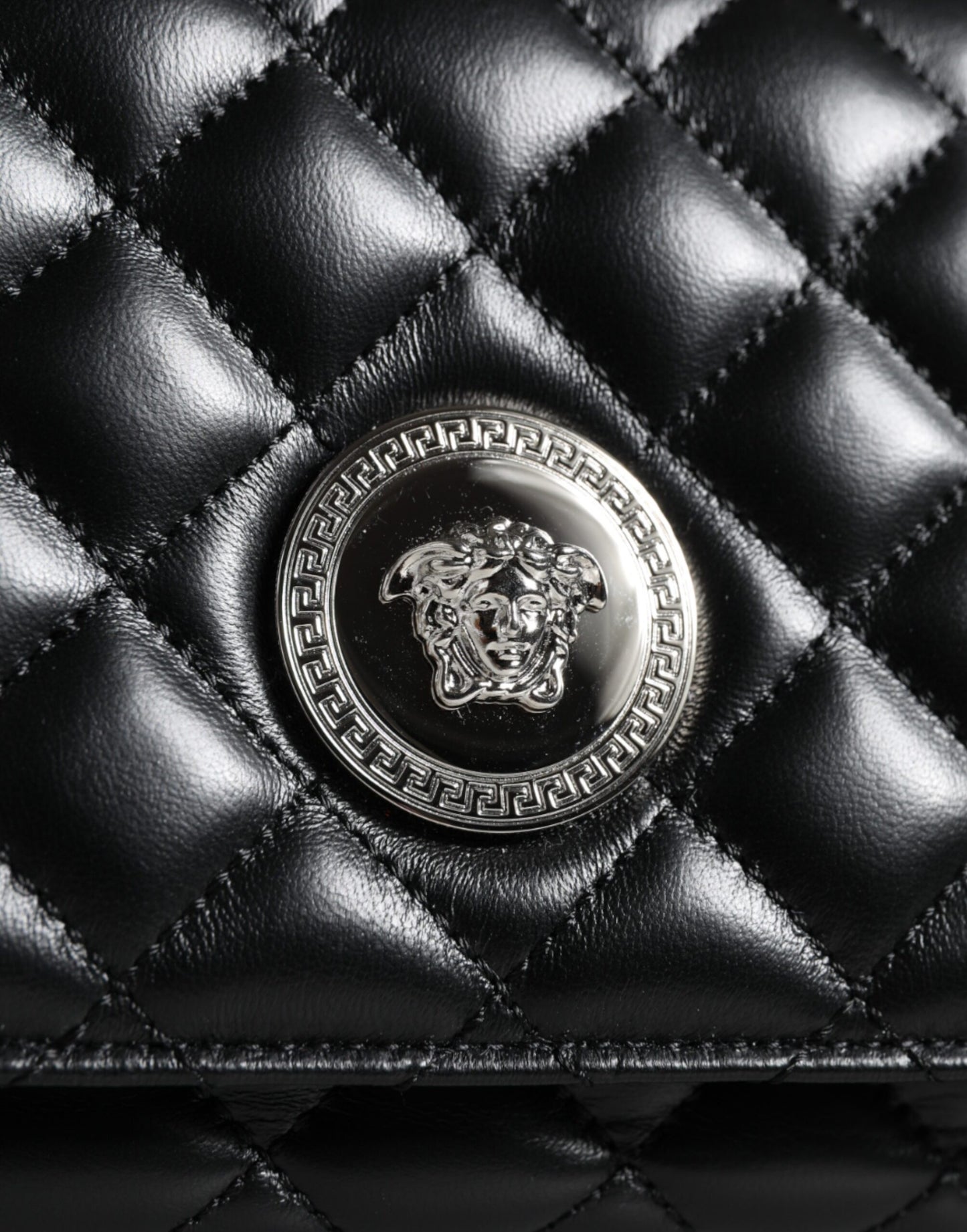 Versace – Umhängetasche aus gestepptem Lammleder in Schwarz