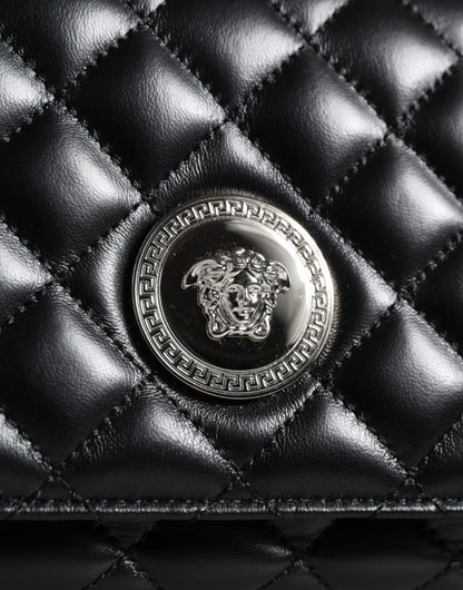 Versace – Umhängetasche aus gestepptem Lammleder in Schwarz