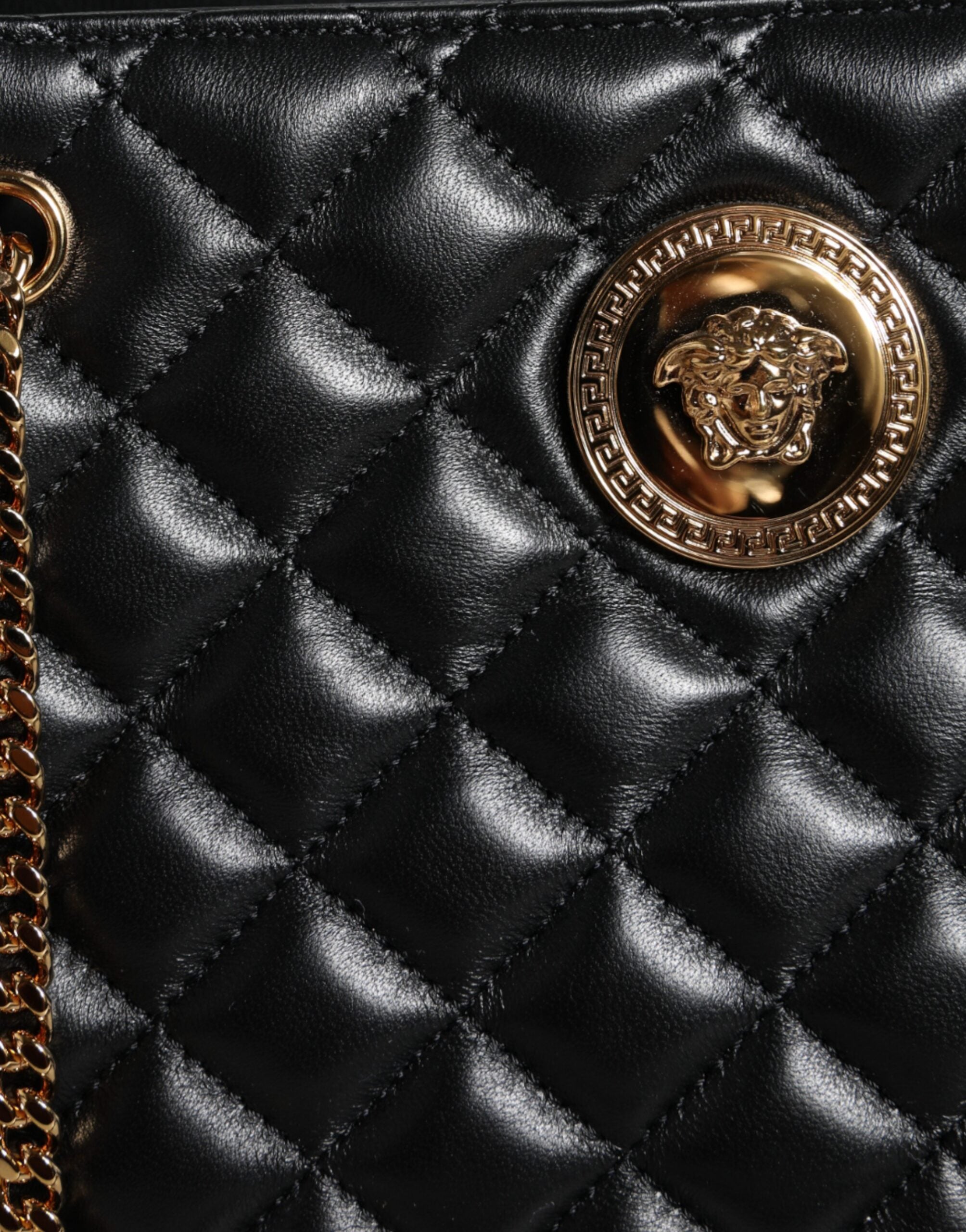 Sac à bandoulière en cuir de nappa noir matelassé avec chaîne