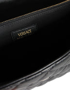 حقيبة يد Versace من الجلد الناعم المبطن باللون الأسود، قابلة للحمل على الكتف أو كروسبودي.