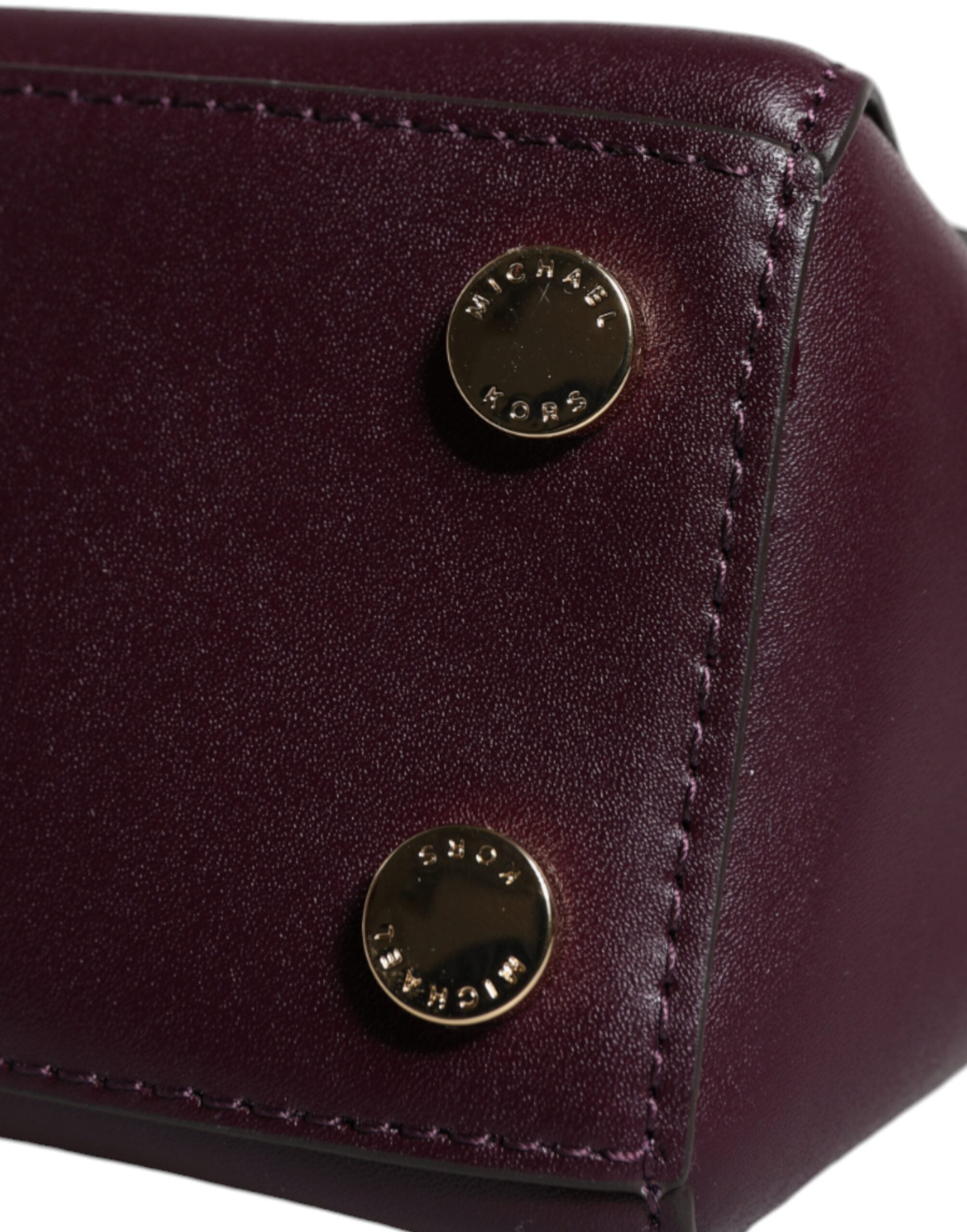 Sac à bandoulière MINDY en cuir violet avec plaque logo Michael Kors