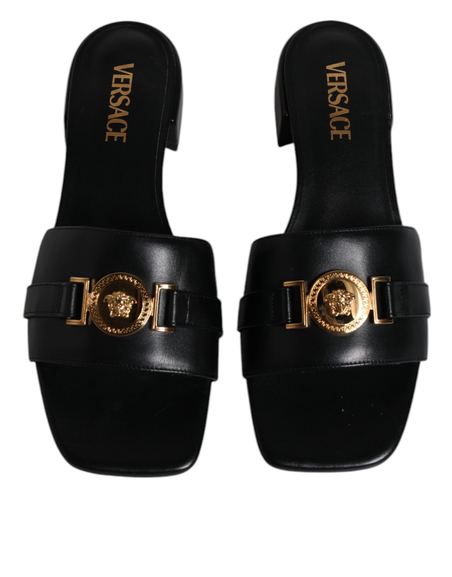 Claquettes plates à enfiler en cuir noir avec plaque logo Versace