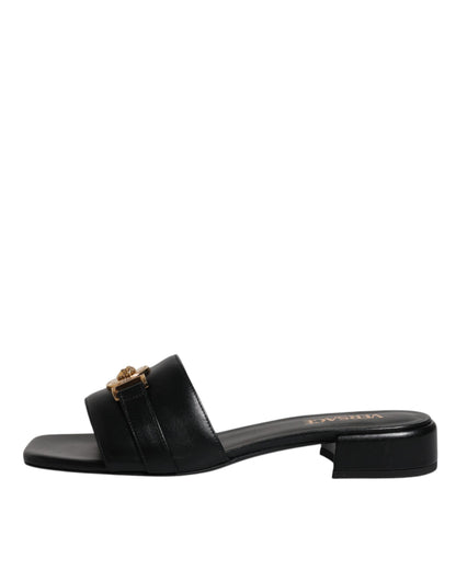 Claquettes plates à enfiler en cuir noir avec plaque logo Versace