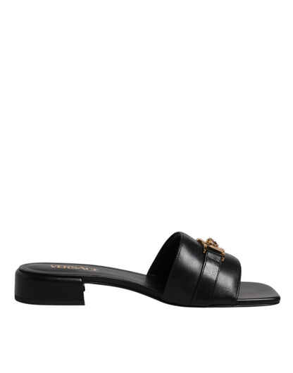 Claquettes plates à enfiler en cuir noir avec plaque logo Versace
