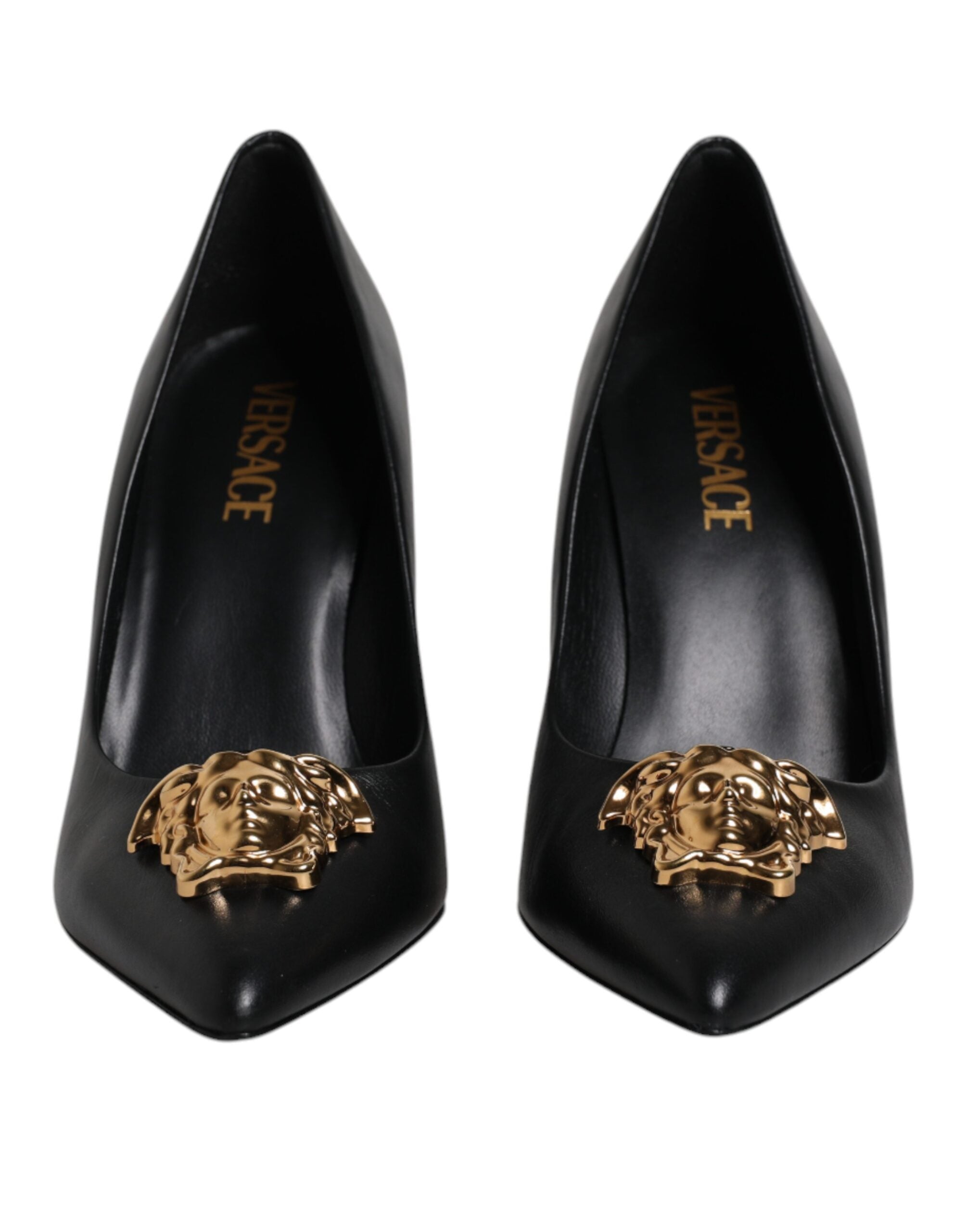 Escarpins à talons hauts en cuir noir avec plaque logo.