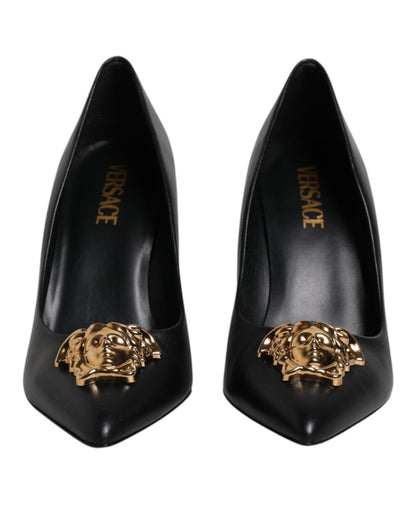 Versace – Pumps mit Logo-Schild aus schwarzem Leder