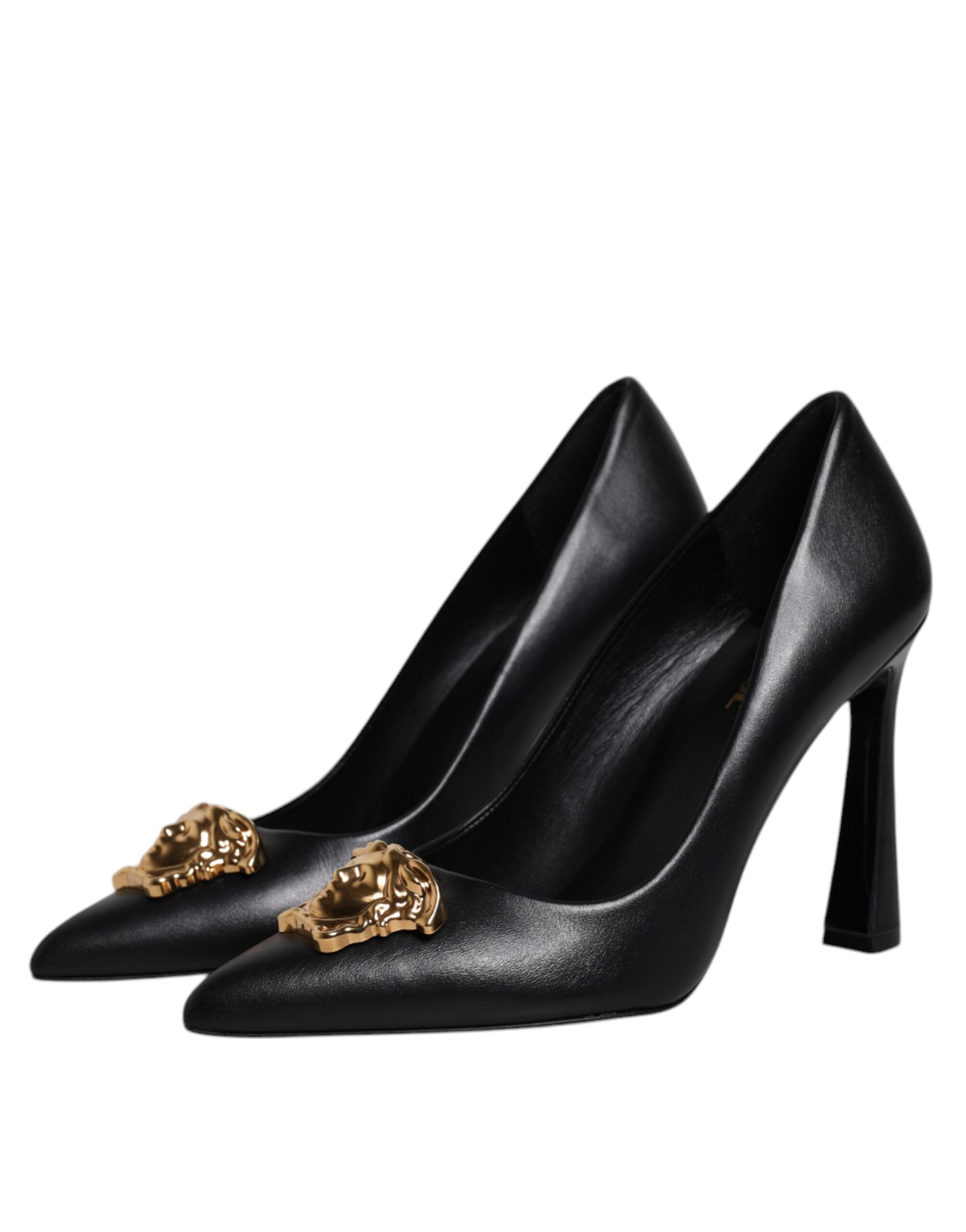 Escarpins à talons hauts en cuir noir avec plaque logo.