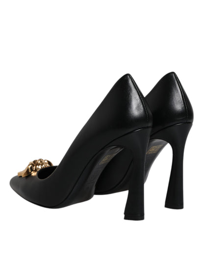 Versace – Pumps mit Logo-Schild aus schwarzem Leder