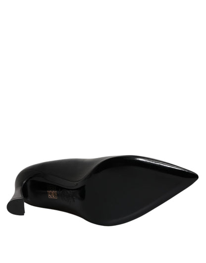 Versace – Pumps mit Logo-Schild aus schwarzem Leder