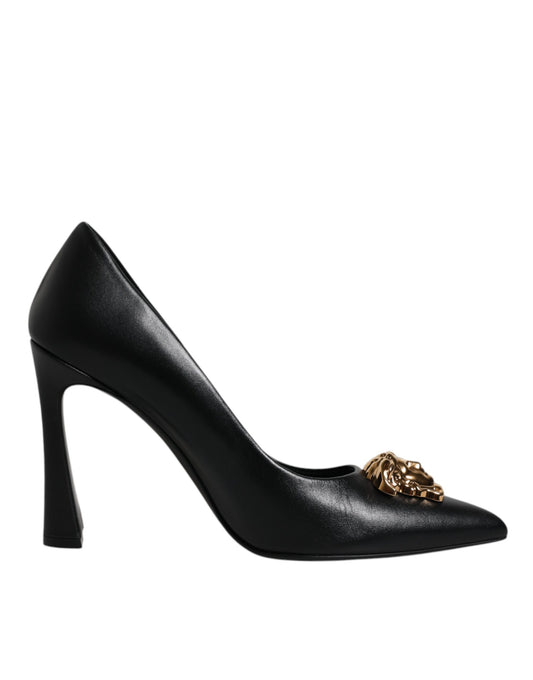 Versace – Pumps mit Logo-Schild aus schwarzem Leder