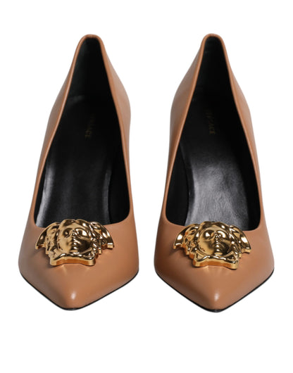 Versace – Pumps mit Logo-Schild aus braunem Leder