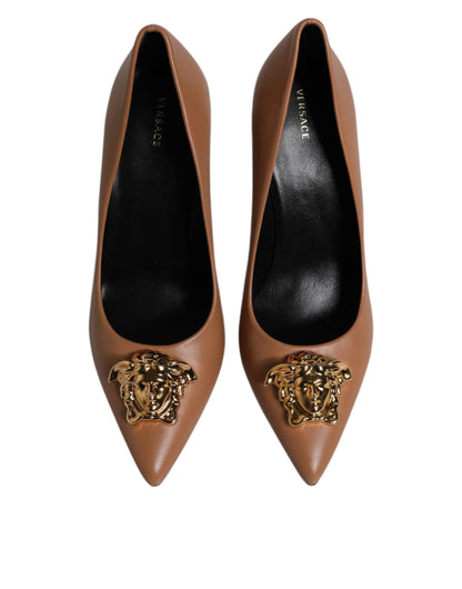 Versace – Pumps mit Logo-Schild aus braunem Leder