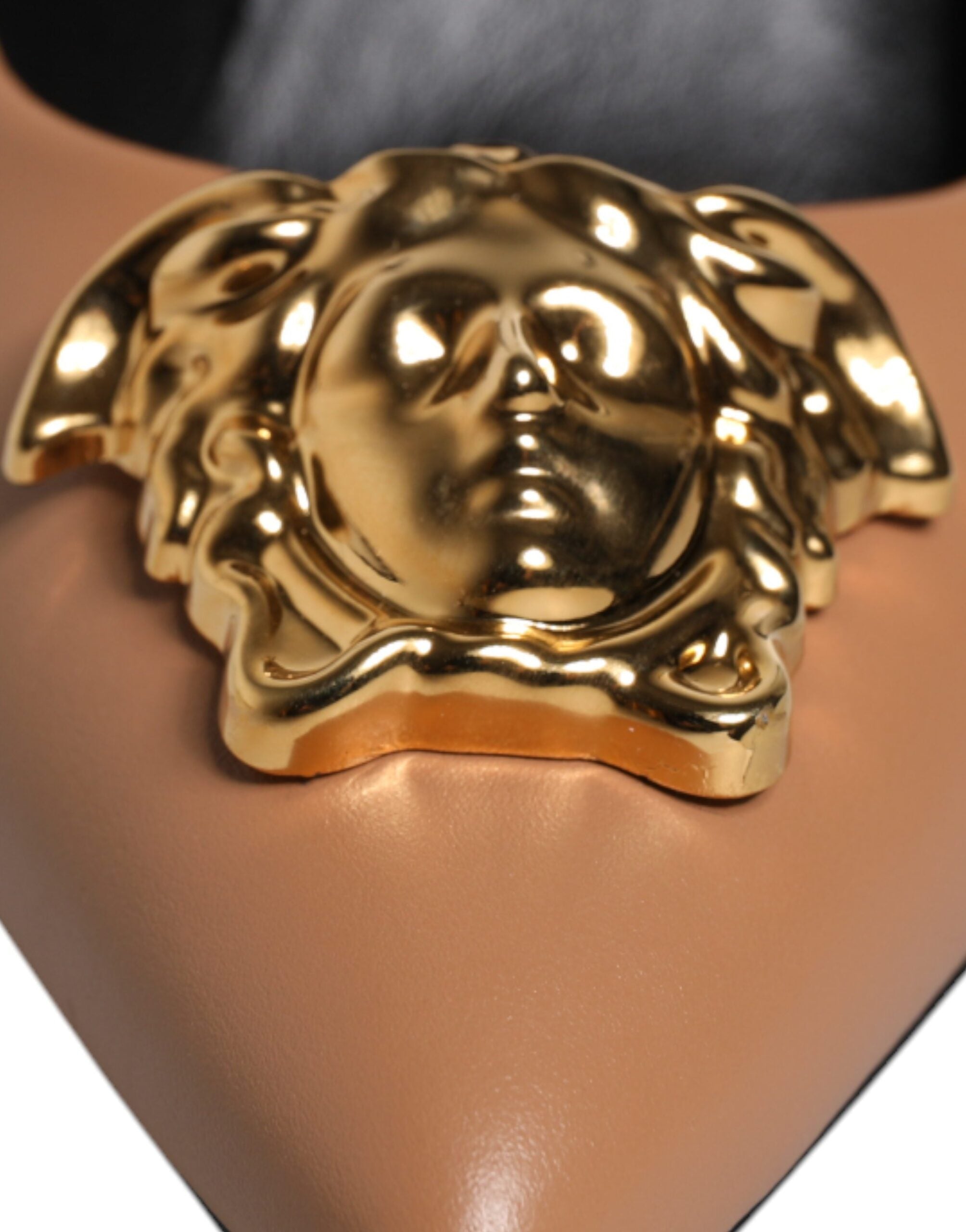 Escarpins à talons hauts en cuir marron avec plaque portant le logo.