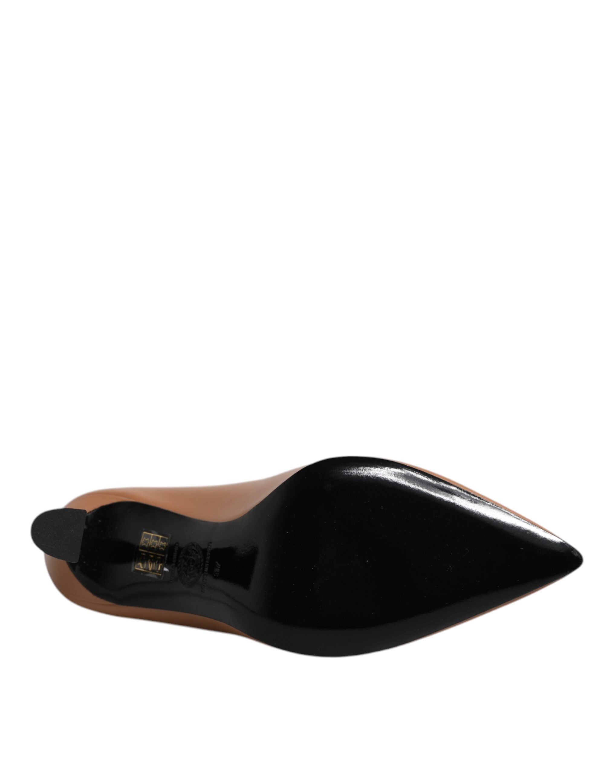 Escarpins à talons hauts en cuir marron avec plaque portant le logo.