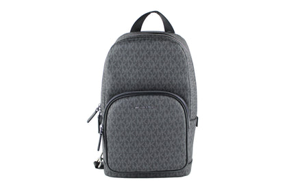 Michael Kors Cooper – Mittelgroßer, schwarzer Signature-Sling-Rucksack aus PVC