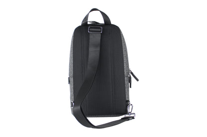 Michael Kors Cooper – Mittelgroßer, schwarzer Signature-Sling-Rucksack aus PVC