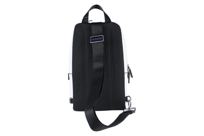 Michael Kors Cooper Sling-Rucksack, mittelgroß, weißer Signature-PVC