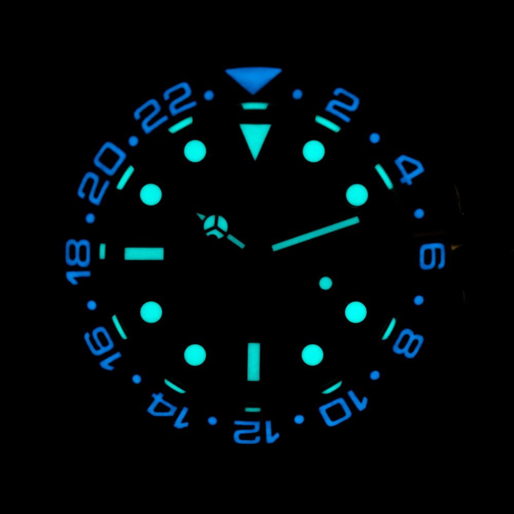 Montre en caoutchouc noir