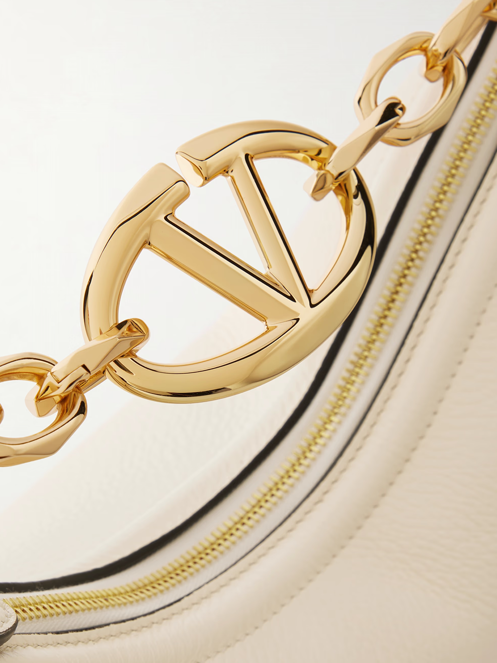 Petit sac hobo à bandoulière en cuir ivoire avec logo V