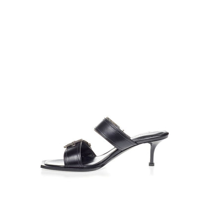 Alexander McQueen : sublimez vos pas avec des sandales en cuir noir intemporelles