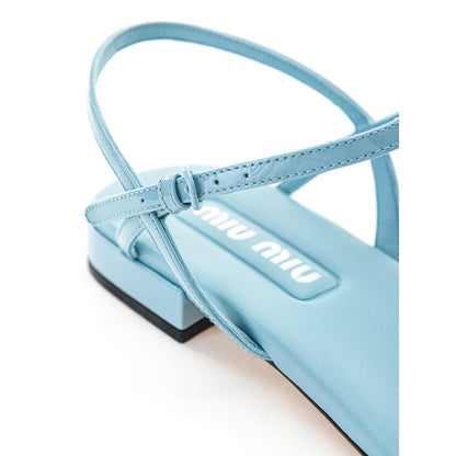 Sandales tongs en cuir verni bleu Miu Miu