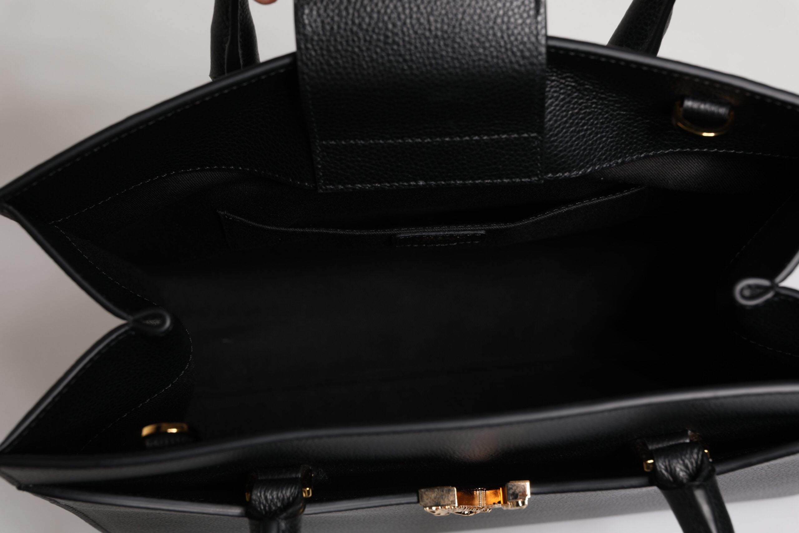 Grand sac à main porté épaule et porté bandoulière en cuir noir avec poignée supérieure.