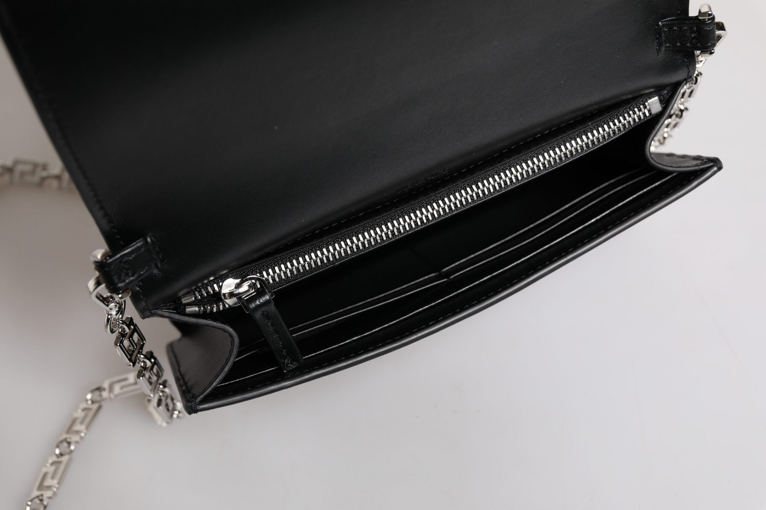 Sac à bandoulière porté épaule en cuir de veau noir avec chaîne