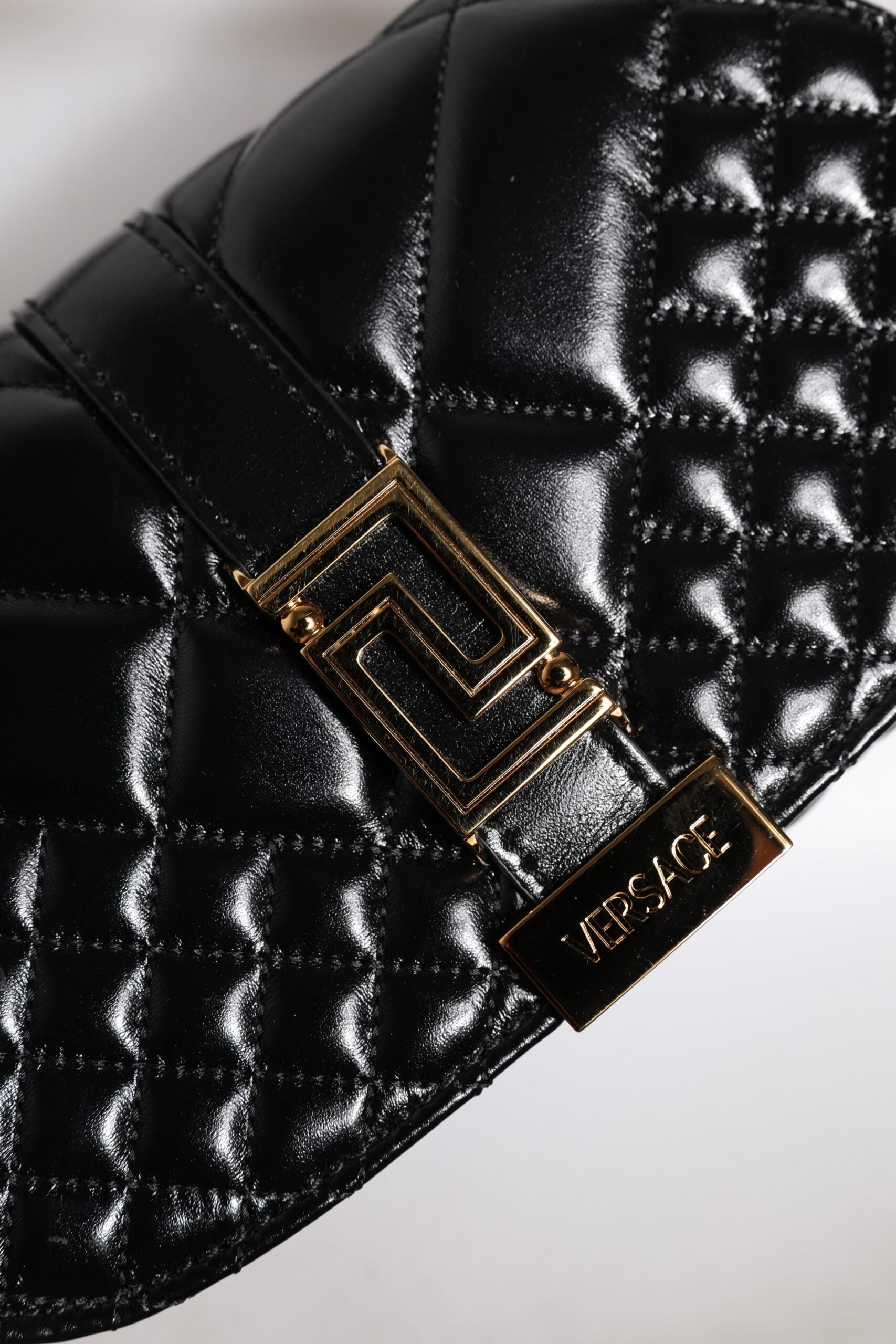 Sac à bandoulière en cuir de veau noir matelassé