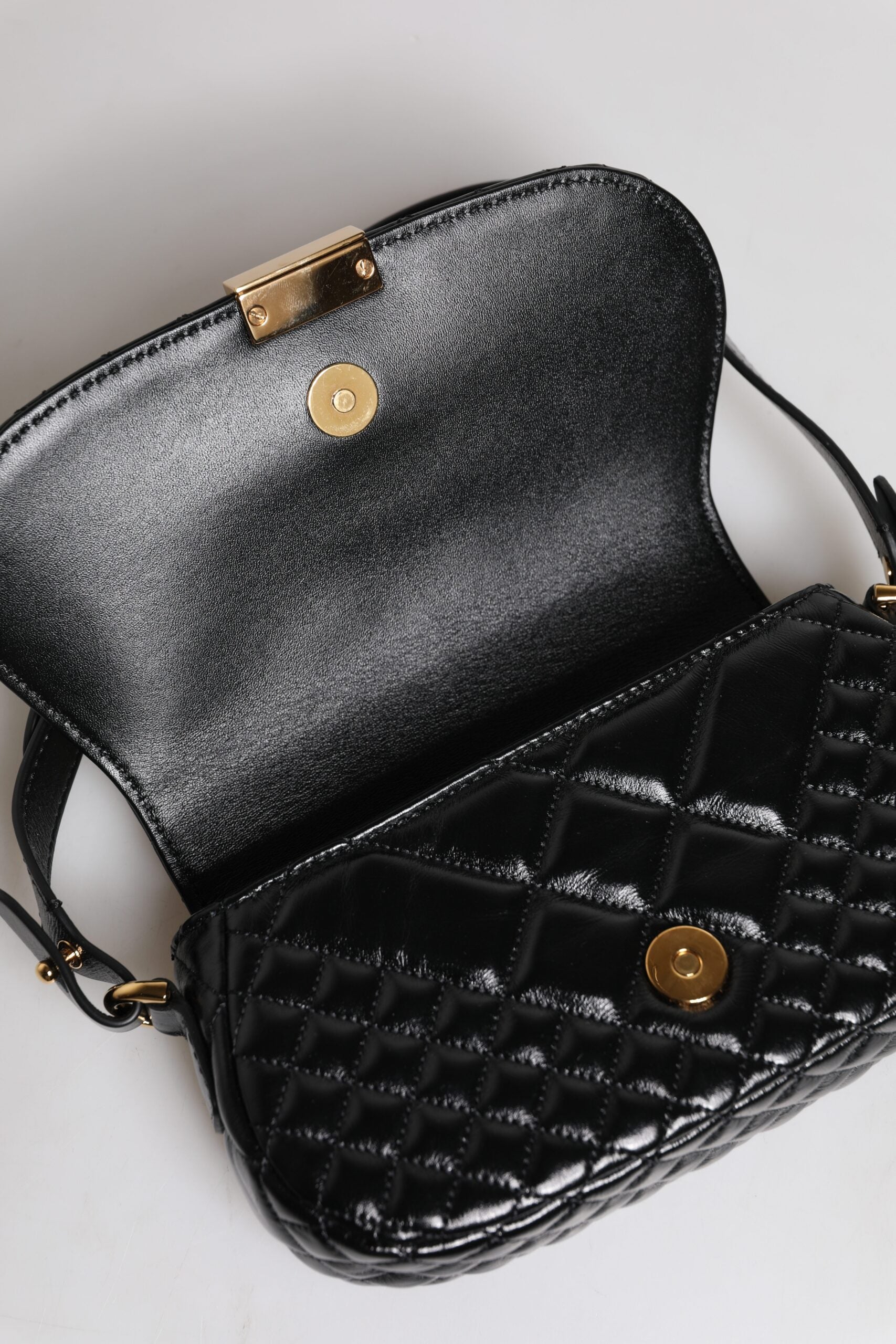 Sac à bandoulière en cuir de veau noir matelassé