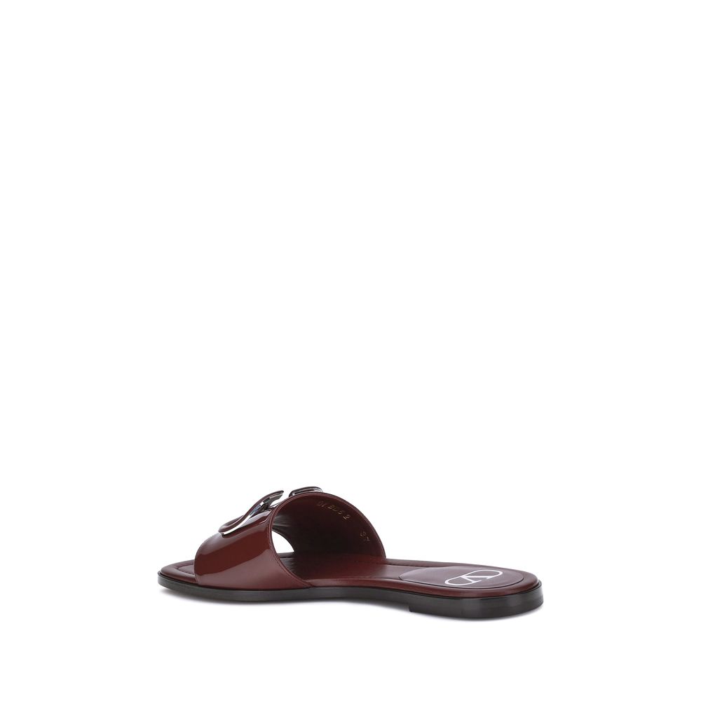 Sandales à bout rond en cuir verni avec logo V