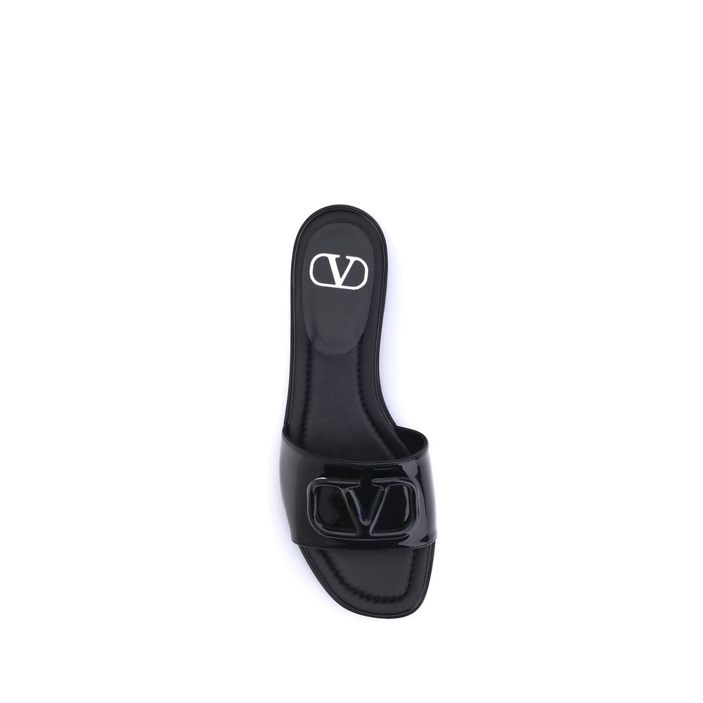 Sandales à bout rond en cuir verni avec logo V