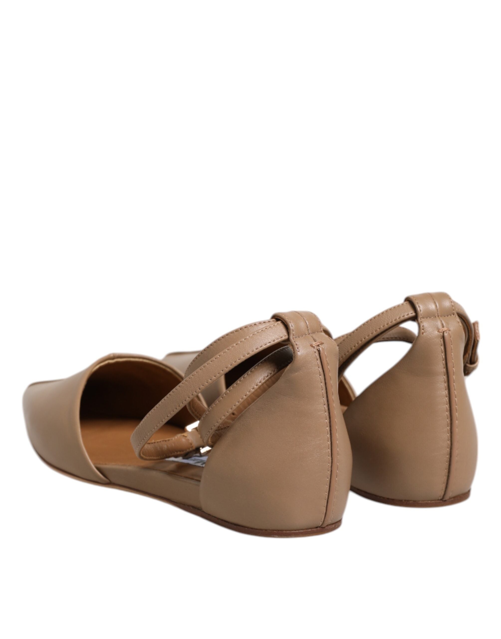 Sandales en cuir beige à bout pointu, ballerines plates.