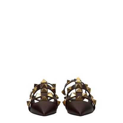 Valentino Garavani – Flache Sandalen aus braunem Leder