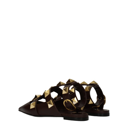 Valentino Garavani – Flache Sandalen aus braunem Leder